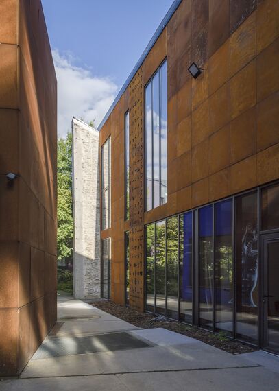 SlimLine 38 Windows, ConceptDoor 45Pa Doors, ThermoSystem 68 Windows, CW 50 Standard Façades and CW 50 Façades - Office building Madeleine Hall located in Nantes, France