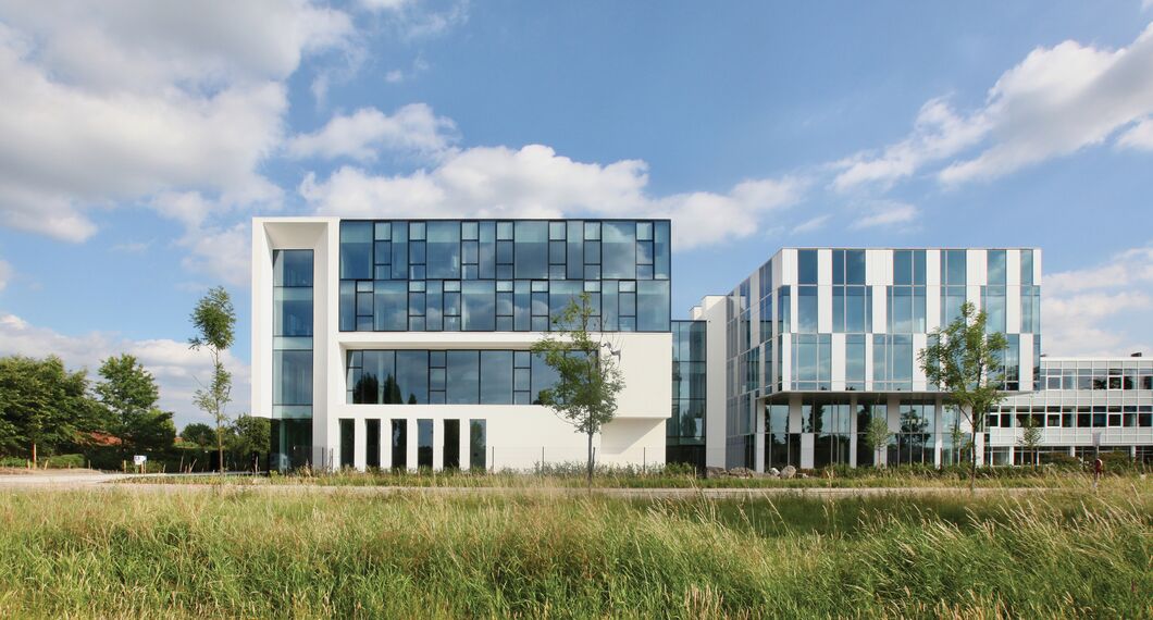 HiFinity Sliding & Folding, BriseSoleil 100 Solar Shading, MasterLine 8 Windows, CW 60-SC Façades, CW 86 Standard Façades and CW 86-EF Façades - Office building Reynaers Campus: Experience Center located in Duffel, Belgium