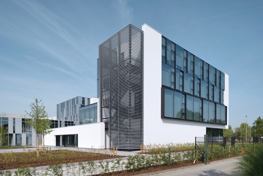 HiFinity Sliding & Folding, BriseSoleil 100 Solar Shading, MasterLine 8 Windows, CW 60-SC Façades, CW 86 Standard Façades and CW 86-EF Façades - Office building Reynaers Campus: Experience Center located in Duffel, Belgium