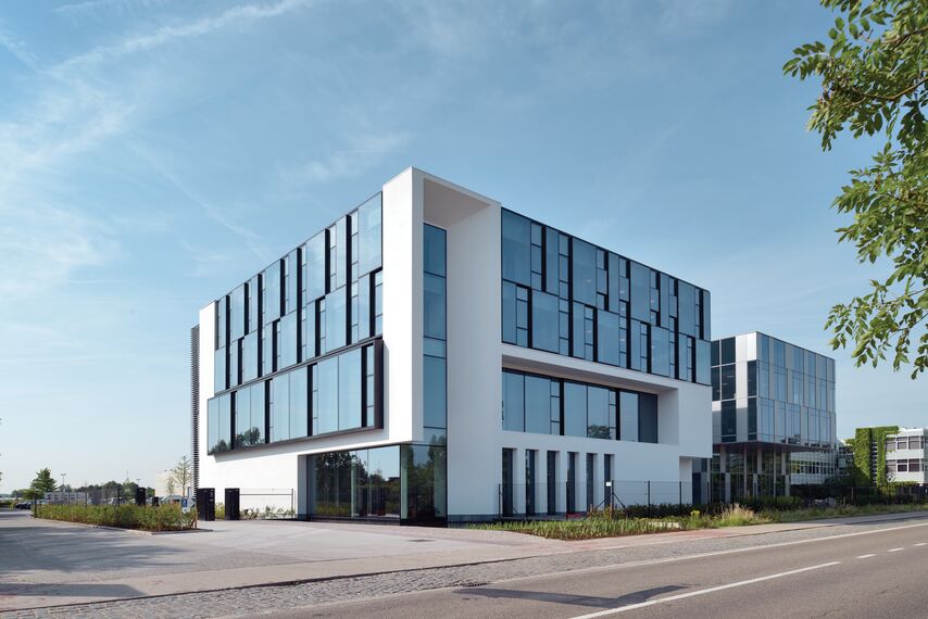 HiFinity Sliding & Folding, BriseSoleil 100 Solar Shading, MasterLine 8 Windows, CW 60-SC Façades, CW 86 Standard Façades and CW 86-EF Façades - Office building Reynaers Campus: Experience Center located in Duffel, Belgium