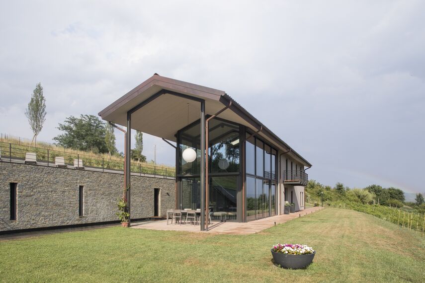 ConceptWall 50 Façades, ConceptSystem 77 Windows, ConceptSystem 77 Doors and CS 77 Hidden Vent Windows - Shelter in Bellavista located in Montferrat, Italy