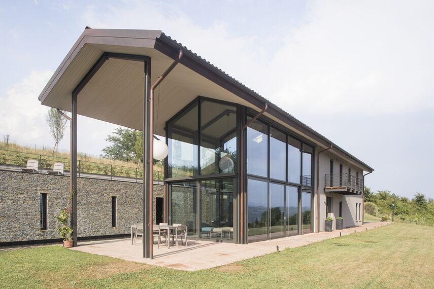 ConceptWall 50 Façades, ConceptSystem 77 Windows, ConceptSystem 77 Doors and CS 77 Hidden Vent Windows - Shelter in Bellavista located in Montferrat, Italy