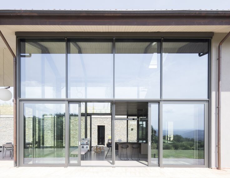 ConceptWall 50 Façades, ConceptSystem 77 Windows, ConceptSystem 77 Doors, ConceptPatio 155 Sliding & Folding and CS 77 Hidden Vent Windows - House Shelter in Bellavista located in Montferrat, Italy