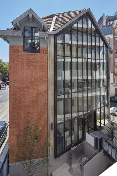 ConceptWall 50 Façades and ConceptPatio 130 Sliding & Folding - Baths-Showers & Co located in Paris, France