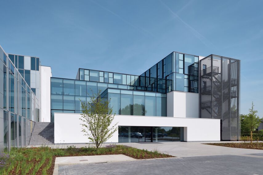 HiFinity Sliding & Folding, BriseSoleil 100 Solar Shading, MasterLine 8 Windows, CW 60-SC Façades, CW 86 Standard Façades and CW 86-EF Façades - Office building Reynaers Campus: Experience Center located in Duffel, Belgium