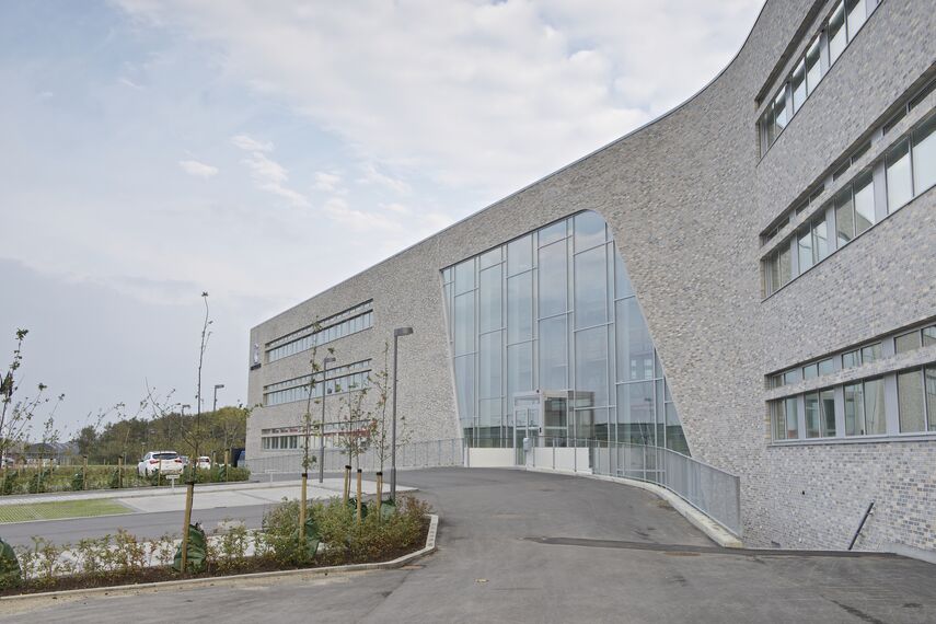 BriseSoleil 100 Solar Shading and CW 50-HI Façades - Office building The Professional House located inDenmark