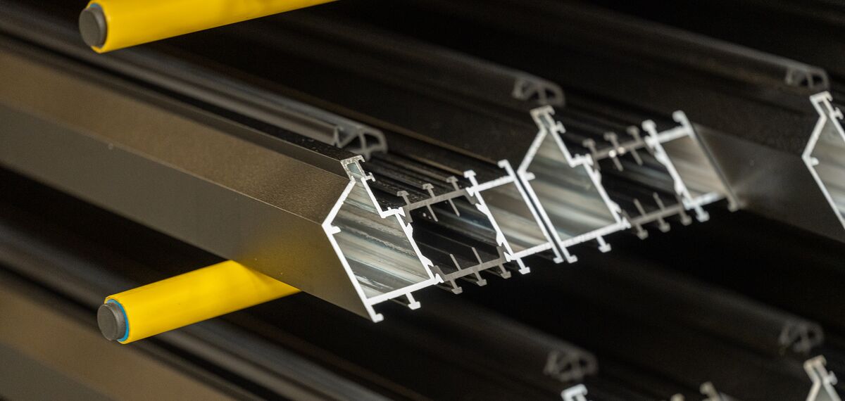 Aluminium profiles in a yellow rack.