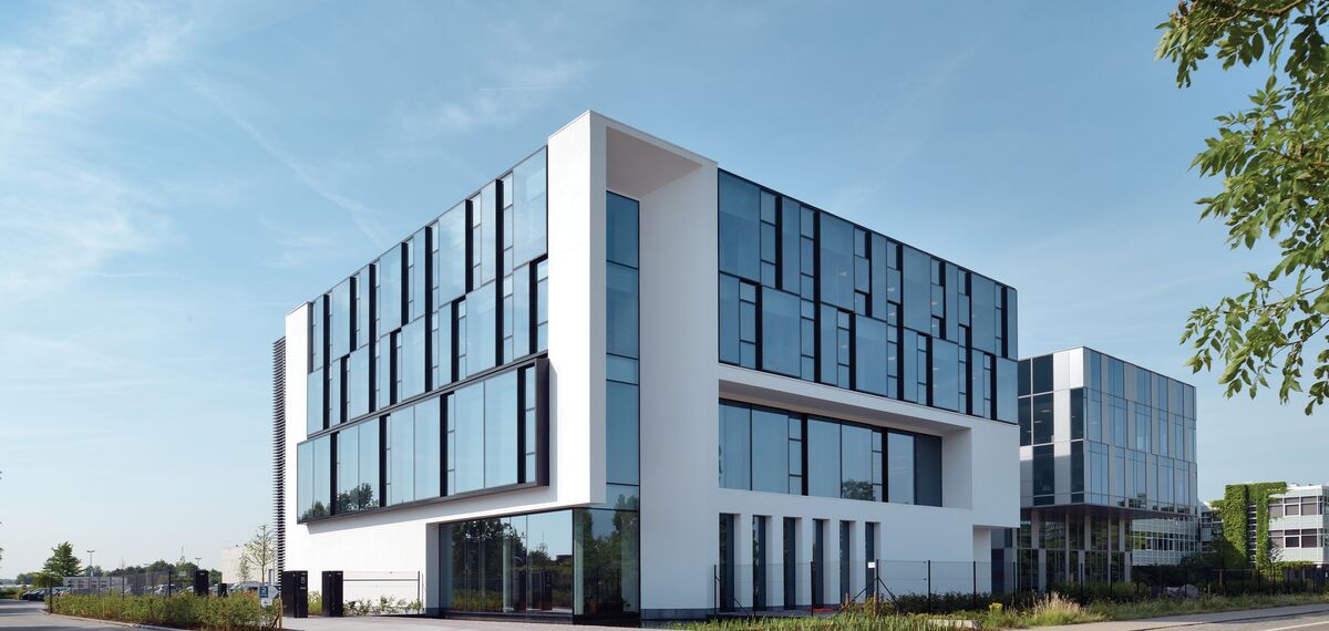 HiFinity Sliding & Folding, BriseSoleil 100 Solar Shading, MasterLine 8 Windows, CW 60-SC Façades, CW 86 Standard Façades and CW 86-EF Façades - Office building Reynaers Campus: Experience Center located in Duffel, Belgium