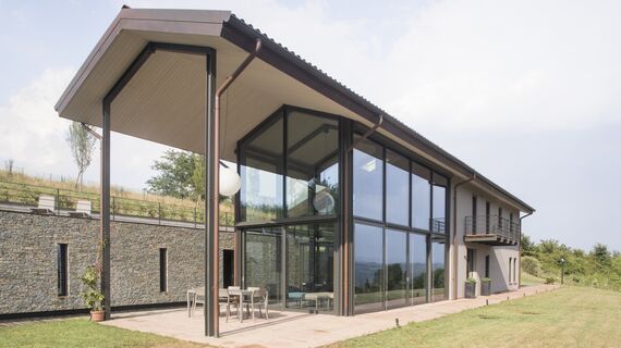 ConceptWall 50 Façades, ConceptSystem 77 Windows, ConceptSystem 77 Doors, ConceptPatio 155 Sliding & Folding and CS 77 Hidden Vent Windows - House Shelter in Bellavista located in Montferrat, Italy