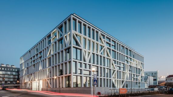 ConceptWall 50 Façades and ConceptSystem 59Pa Doors - Urbo Business Center located in Porto, Portugal