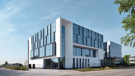 HiFinity Sliding & Folding, BriseSoleil 100 Solar Shading, MasterLine 8 Windows, CW 60-SC Façades, CW 86 Standard Façades and CW 86-EF Façades - Office building Reynaers Campus: Experience Center located in Duffel, Belgium